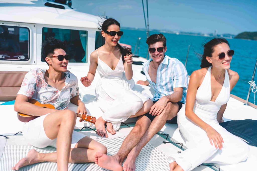 Why Tourists Prefer Renting Yacht in Dubai Over Traditional Boat Tours: