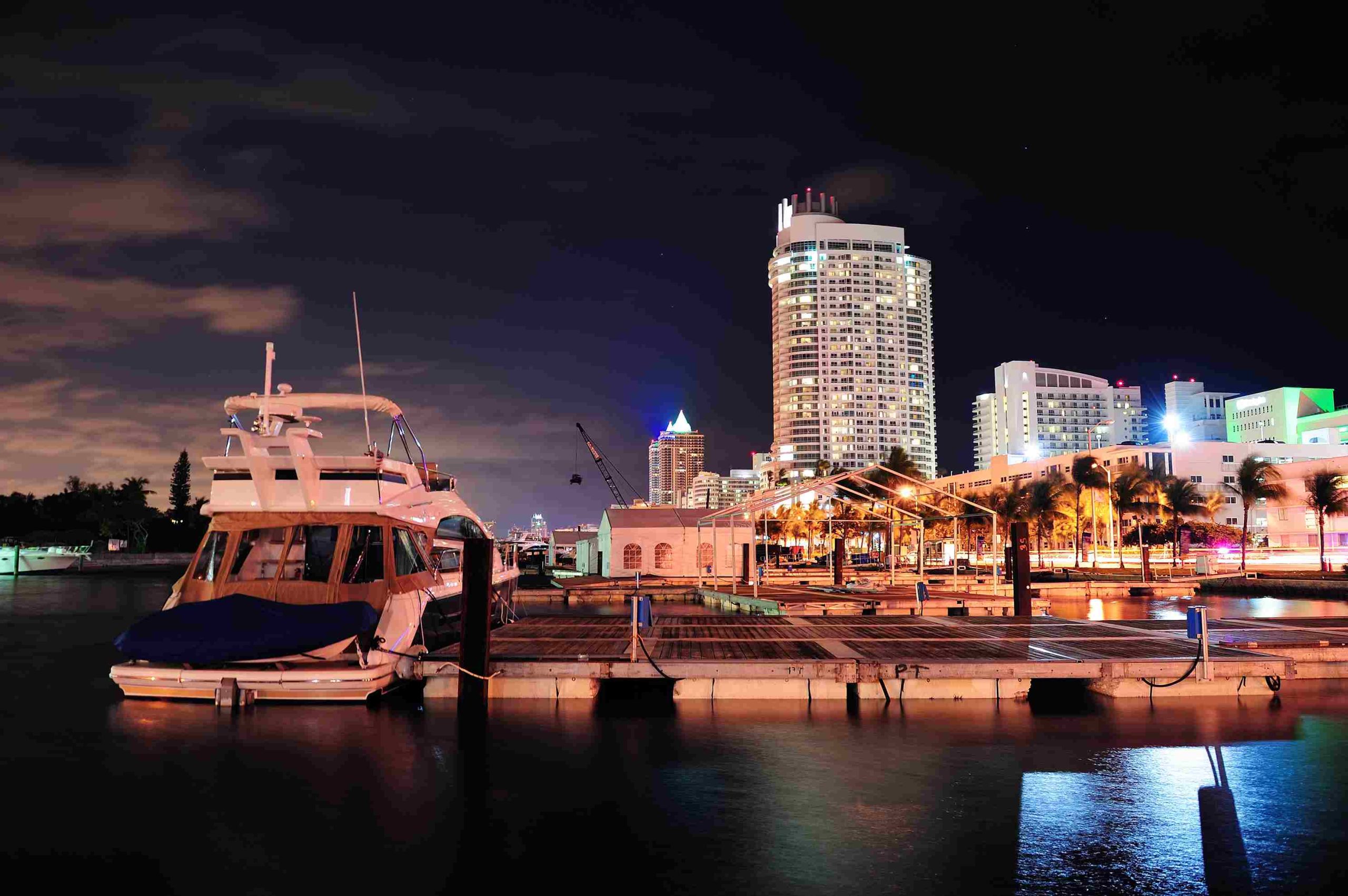 Why Tourists Prefer Renting Yacht in Dubai Over Traditional Boat Tours: